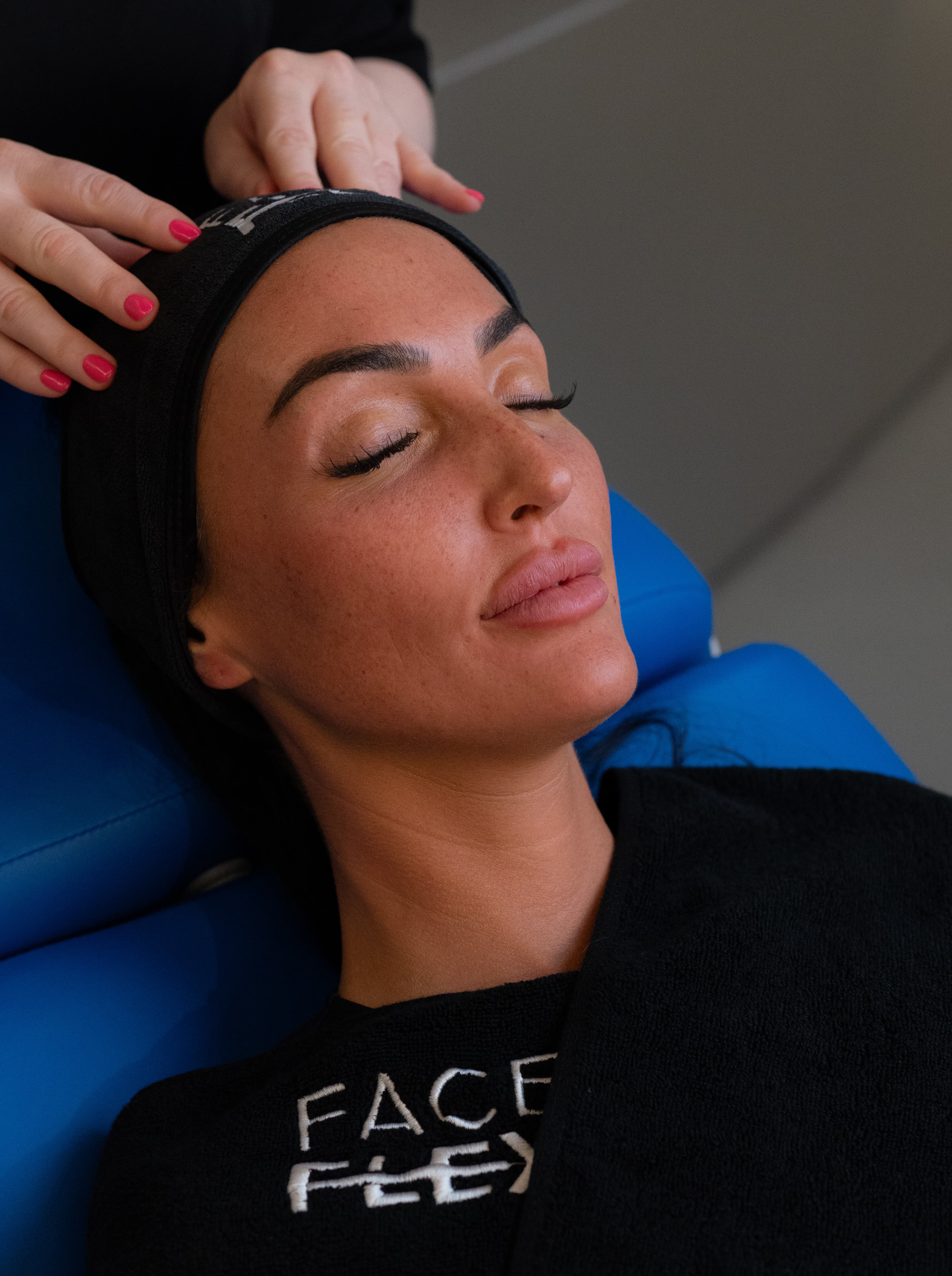 Luxury facial near me using natural effective face lift massage and using radio frequency and cryotheraphy for face for ultimate glow and face plump